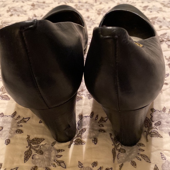 LAUREN RALPH LAUREN Black Leather heels with GOLD LOGO “RLL” Very well kept 9.5 - Picture 11 of 11